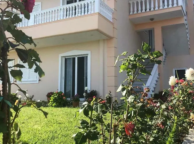 Lumra Apartmán Lukovë