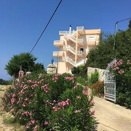 Lumra شقة Lukovë